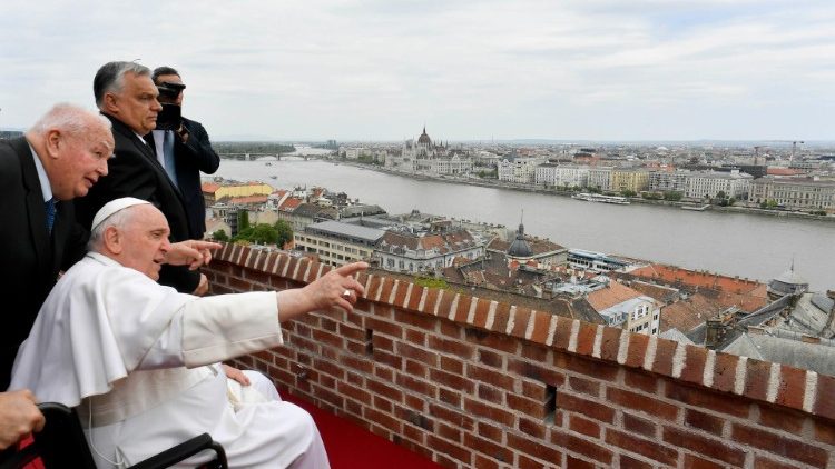 Il Papa con Novák e Orbán dalla terrazza dell'ex convento