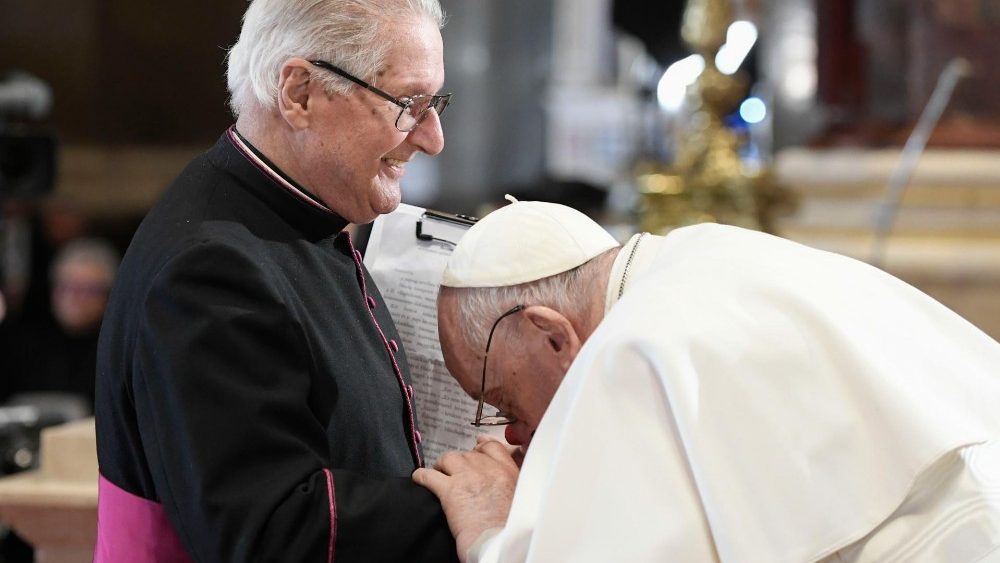 Papa Francesco bacia le mani del sacerdote ungherese don Jzsef Brenner, fratello del beato martire don Jnos Brenner, che ha offerto la sua testimonianza nell'incontro nella concattedrale di Budapest