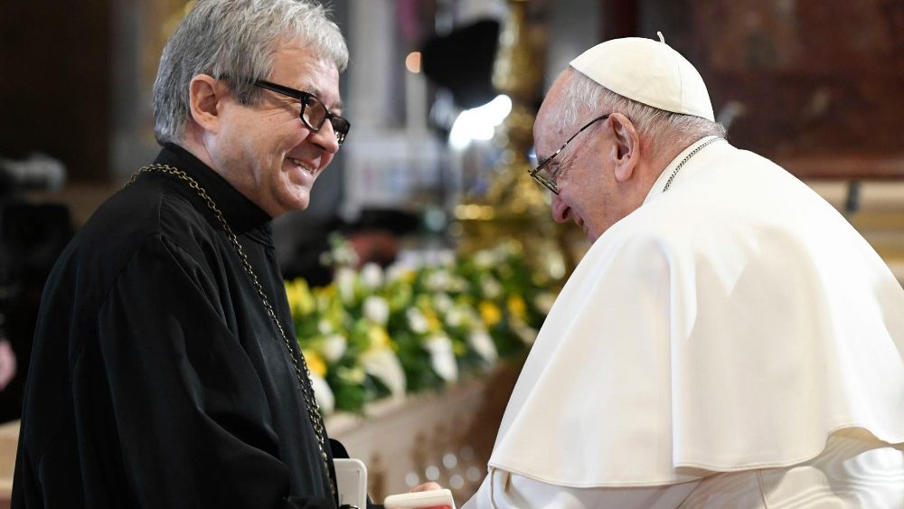 Il Papa saluta don Sndor Konds, sacerdote greco-cattolico, nell'incontro presso la Concattedrale di Santo Stefano