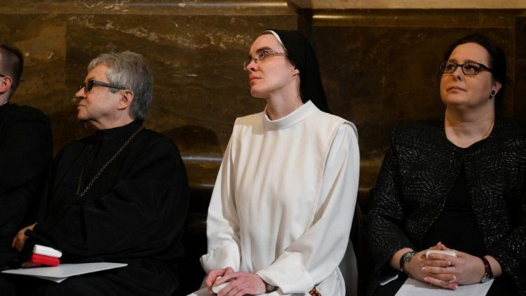 Da sinistra, don Sandor, suor Krisztina e la catechista Dorina