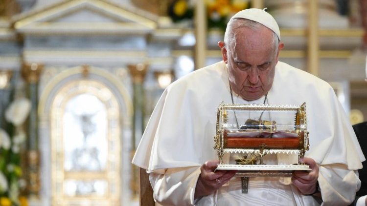 Franziskus mit der Hand-Reliquie des hl. Stephan von Ungarn