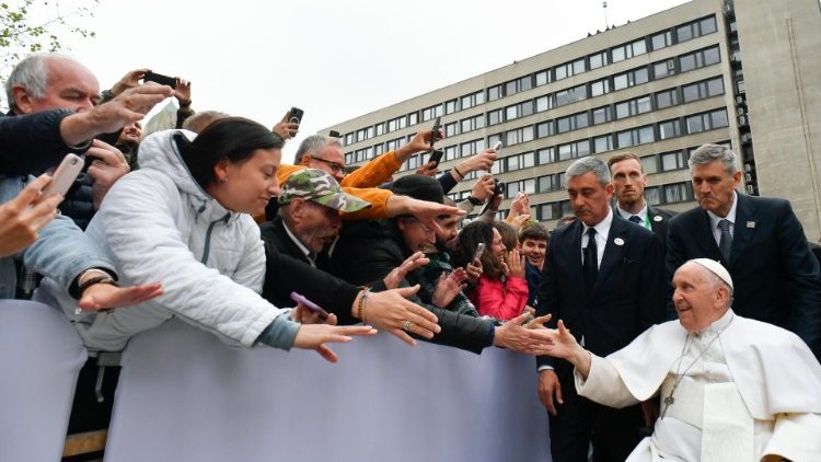 Hungarians line the streets to welcome Pope Francis