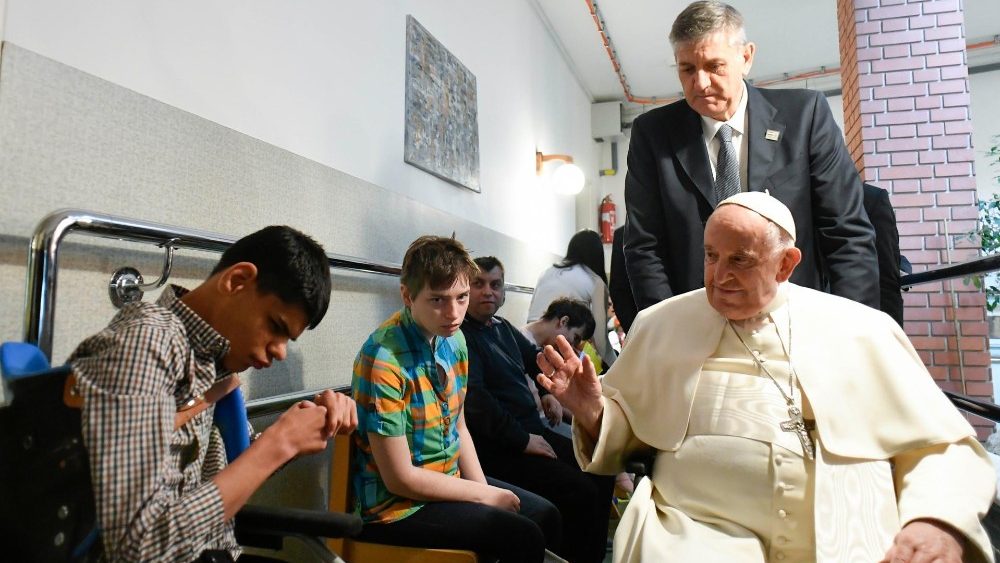 Em Budapeste, Papa Francisco no Centro para crian?as especiais e com ھԳ visual