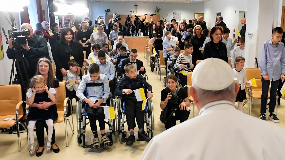 Em Budapeste, Papa Francisco no Centro para crian?as especiais e com ھԳ visual