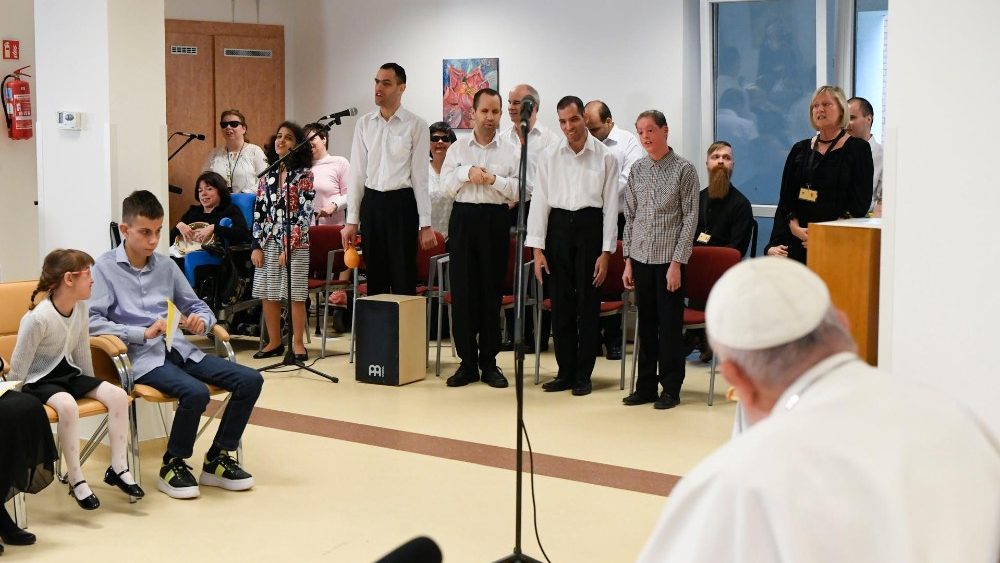 Em Budapeste, Papa Francisco no Centro para crian?as especiais e com ھԳ visual