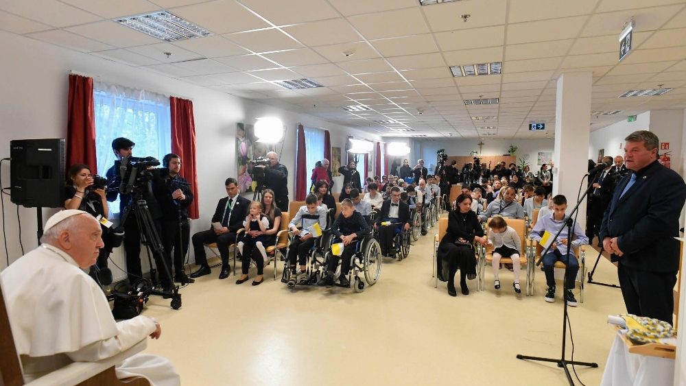 2023.04.29 Viaggio Apostolico in Ungheria - Visita ai bambini dell'Istituto Beato Laszlo Batthyany-Strattmann