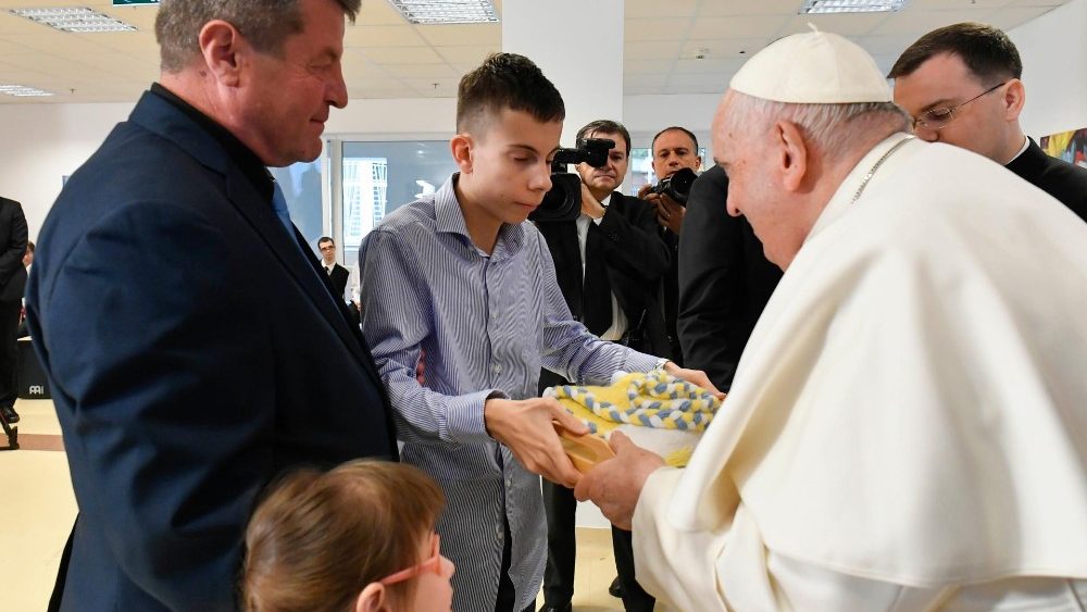 Em Budapeste, Papa Francisco no Centro para crian?as especiais e com ھԳ visual