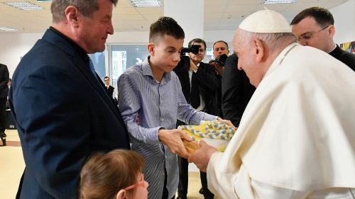 Francesco abbraccia i bimbi malati di Budapest: "Grazie per la vostra tenerezza"