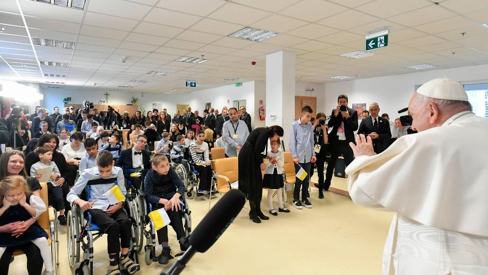 2023.04.29 Viaggio Apostolico in Ungheria - Visita ai bambini dell'Istituto Beato Laszlo Batthyany-Strattmann