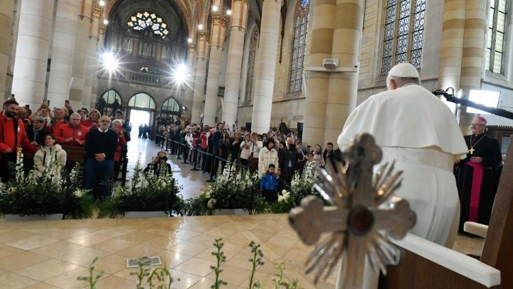 Pope Francis meets the poor and refugees in Budapest