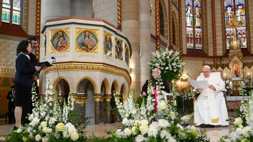 Der Papst h?rte mehrere Zeugnisse an und ging in seiner Rede darauf ein