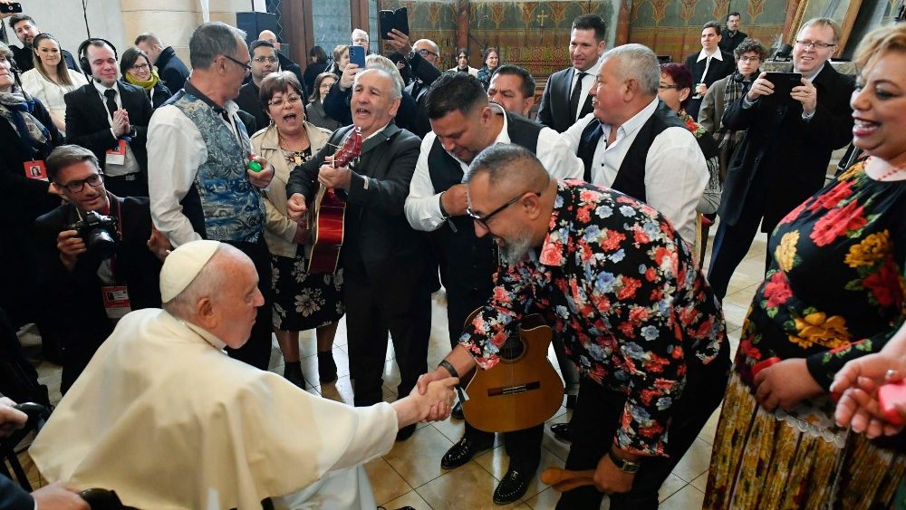 Msicos ciganos tocam para o Papa na Igreja de Santa Isabel em Budapeste