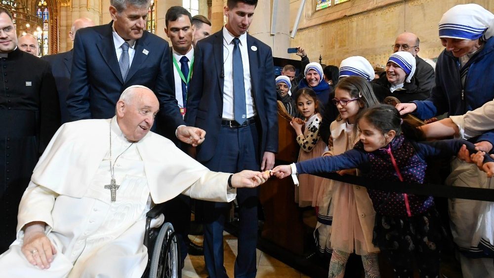 2023.04.29 Viaggio Apostolico in Ungheria - Incontro con i poveri e con i rifugiati presso la Chiesa di S.Elisabetta d'Ungheria