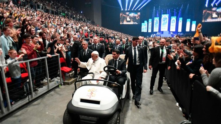 2023.04.29 Viaggio Apostolico in Ungheria - Incontro con i giovani presso la Papp László Budapest Sportarena