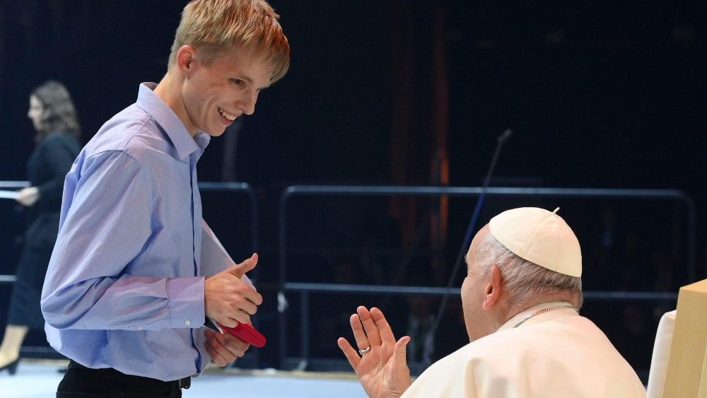 Der Papst gr?t einen der Jugendlichen, die von ihren Erfahrungen berichtet haben