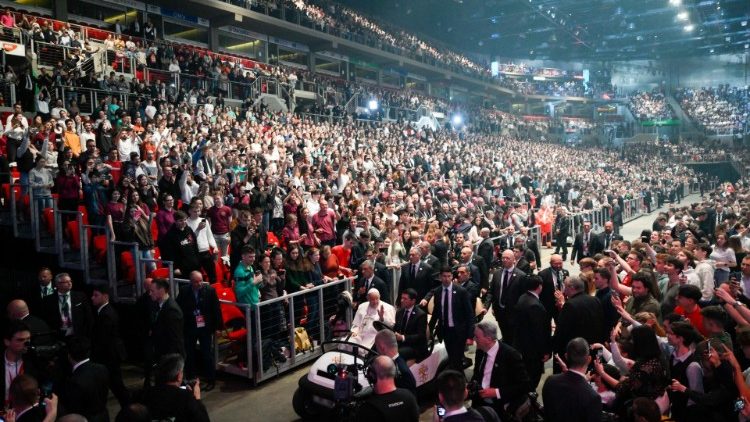 البابا فرنسيس يلتقي الشباب خلال زيارته الرسولية إلى المجر