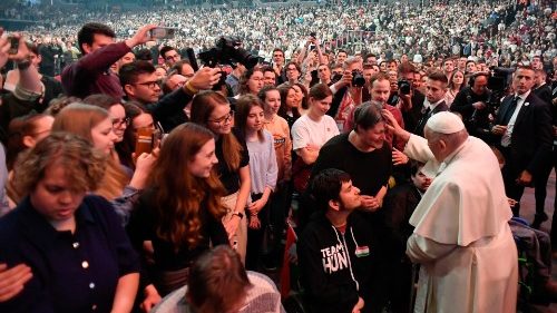 François aux jeunes: la vie ne se passe pas «sur un écran, mais dans le monde»