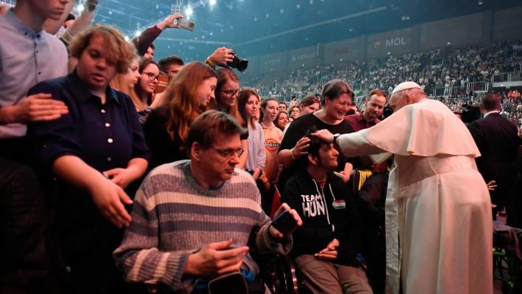 Der Papst grüßt die Besucher