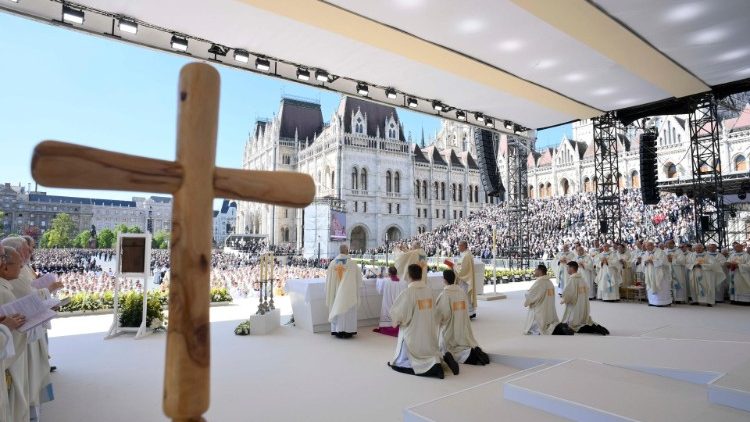 Il palco dove Francesco celebra la Messa a Budapest