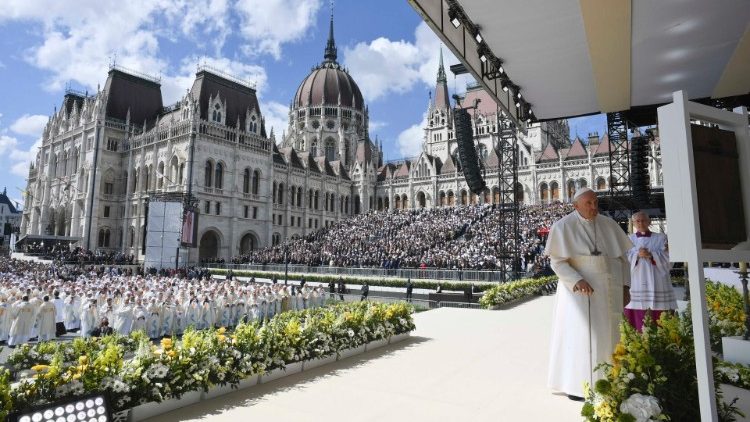 MAP Francis praying before the icon of the Blessed Mother