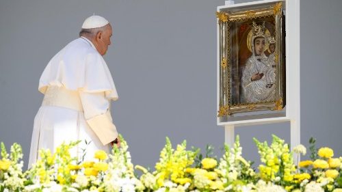 Francesco: dare ai giovani un futuro di pace e non di guerra, di culle e non di tombe