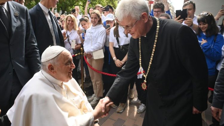 Il Papa accolto dal rettore dellUniversità Cattolica Péter Pázmány, monsignor Géza Kuminetz 
