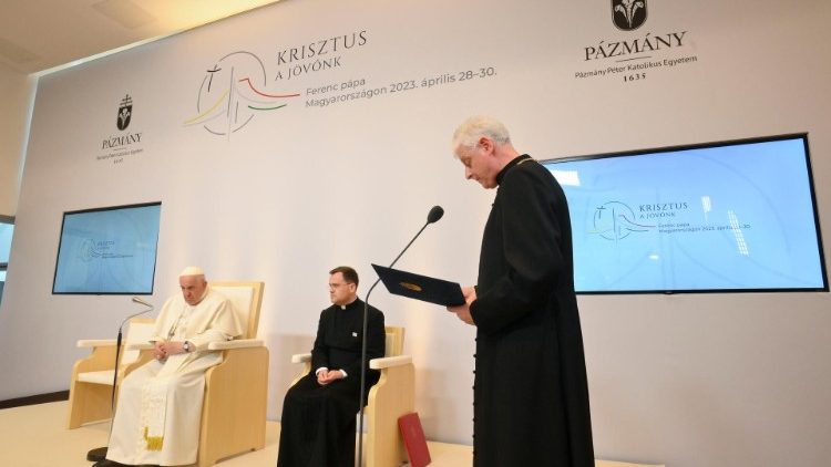 Il saluto al Papa del  Rettore dellUniversit Cattolica Pzmny Pter, monsignor Gza Kuminetz 