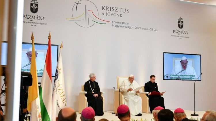 Papa Francisco discursa aos presentes na Universidade Catlica Pter Pzmny, em Budapeste