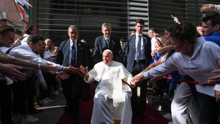 Francesco all'uscita dellUniversità Cattolica Péter Pázmány