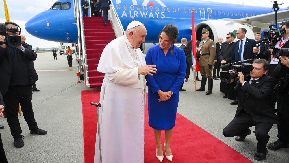 Papa Francisco com a presidente da Hungria Novk, na pista do Aeroporto Internacional de Budapeste