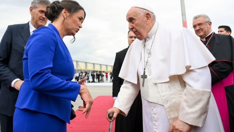 Papa akizungumza na Rais wa Hungaria kabla ya kuondoka kurudii Roma 
