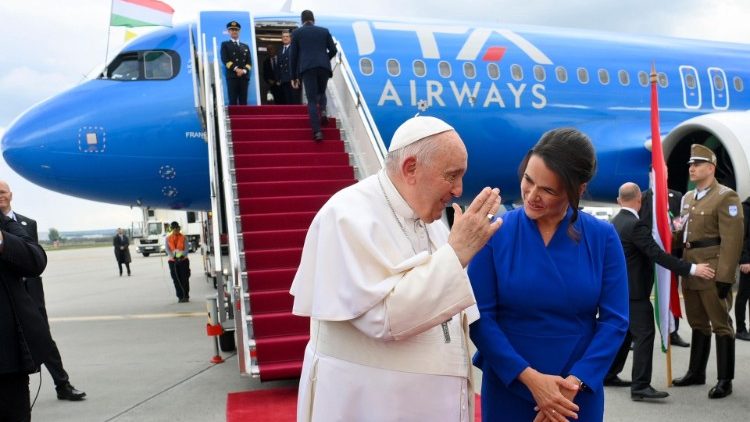 Papa Françesku duke u përshëndetur me presidenten hungareze Novak, para nisjes për në Romë