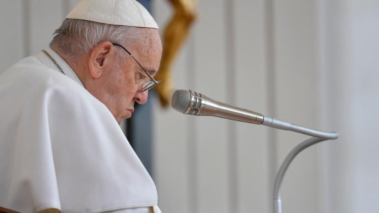 O Pontífice presidiu a missa de Pentecostes neste domingo (28), no Vaticano