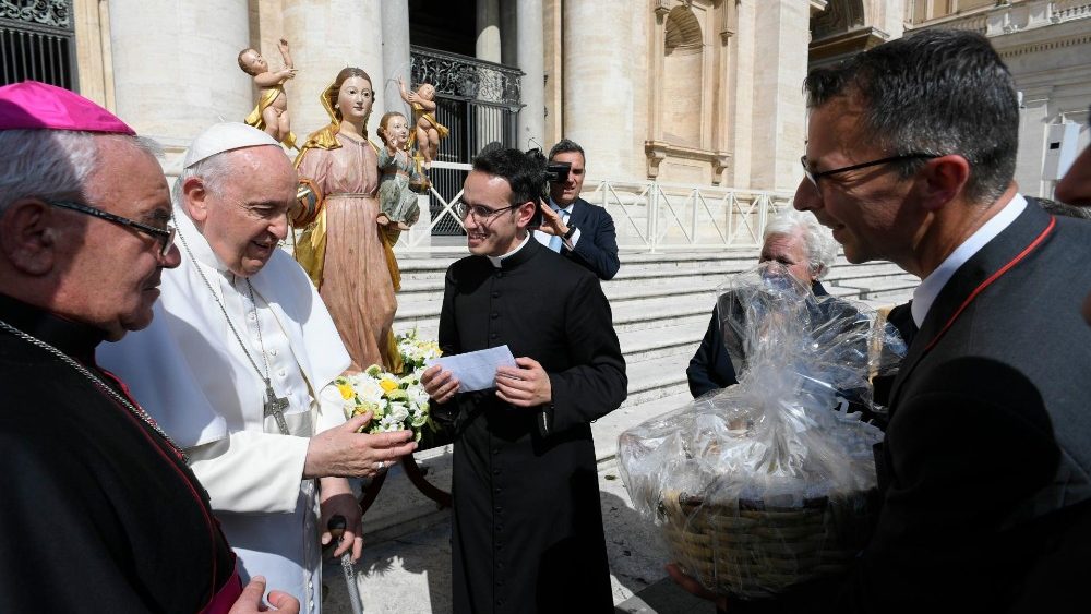 O Papa Francisco com a delega??o italiana na Audincia Geral de quarta (3)