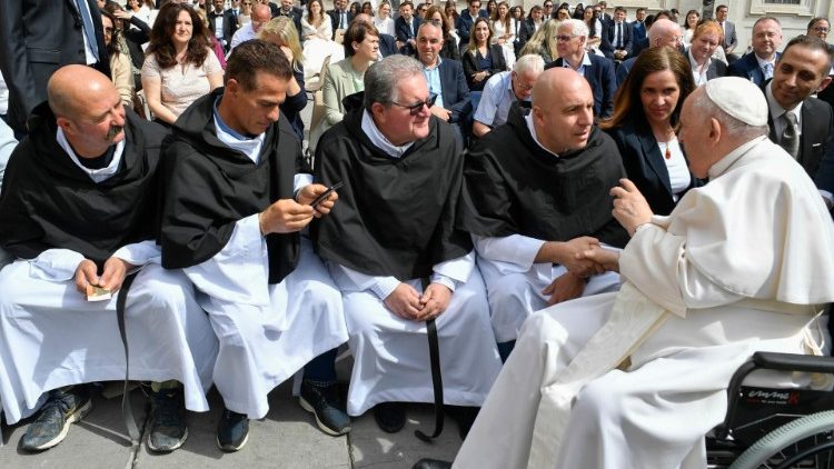 Baba Mtakatifu Francisko amewataka waamini pamoja na watu wote wenye mapenzi mema kupyaisha Ibada ya Rozari Takatifu kwa heshima ya Bikira Maria. 