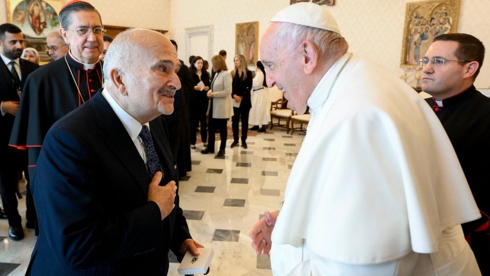 O Pontfice ao saudar o prncipe El Hassan bin Talal, no Vaticano