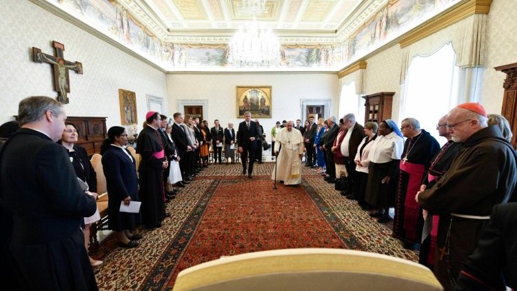 Le Pape François et les membres de la Commission pontificale pour la protection des mineurs, le 5 mai au Vatican.