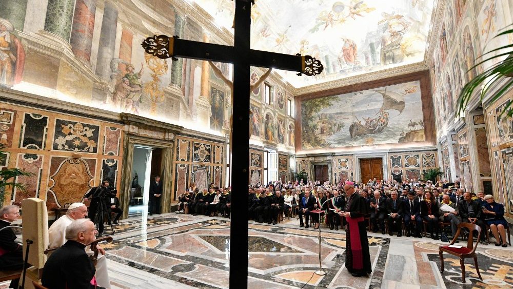 O Papa  recebe na Sala Clementina, no Vaticano, os peregrinos da Diocese de Asti, norte da ٨ (Vatican Media)