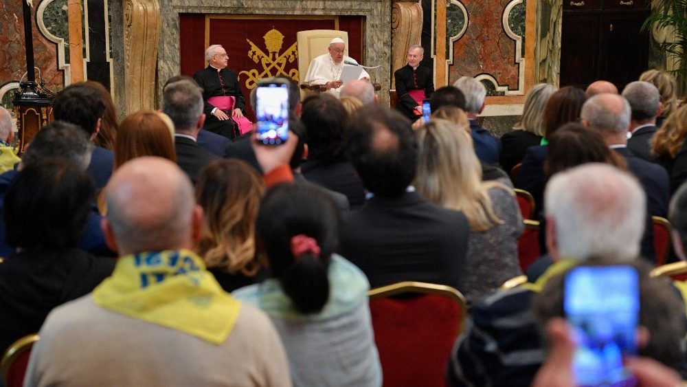 O Papa  recebe na Sala Clementina, no Vaticano, os peregrinos da Diocese de Asti, norte da ٨ (Vatican Media)