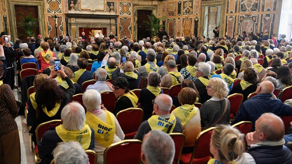 O Papa  recebe na Sala Clementina, no Vaticano, os peregrinos da Diocese de Asti, norte da ٨ (Vatican Media)
