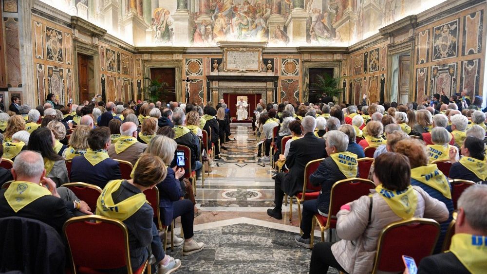 O Papa  recebe na Sala Clementina, no Vaticano, os peregrinos da Diocese de Asti, norte da ٨ (Vatican Media)