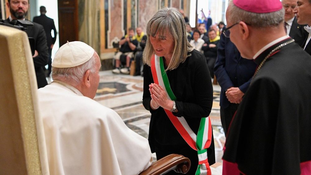 O Papa  recebe na Sala Clementina, no Vaticano, os peregrinos da Diocese de Asti, norte da ٨ (Vatican Media)