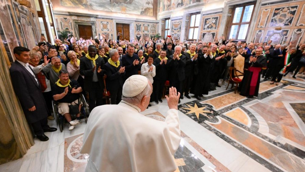 O Papa  recebe na Sala Clementina, no Vaticano, os peregrinos da Diocese de Asti, norte da ٨ (Vatican Media)