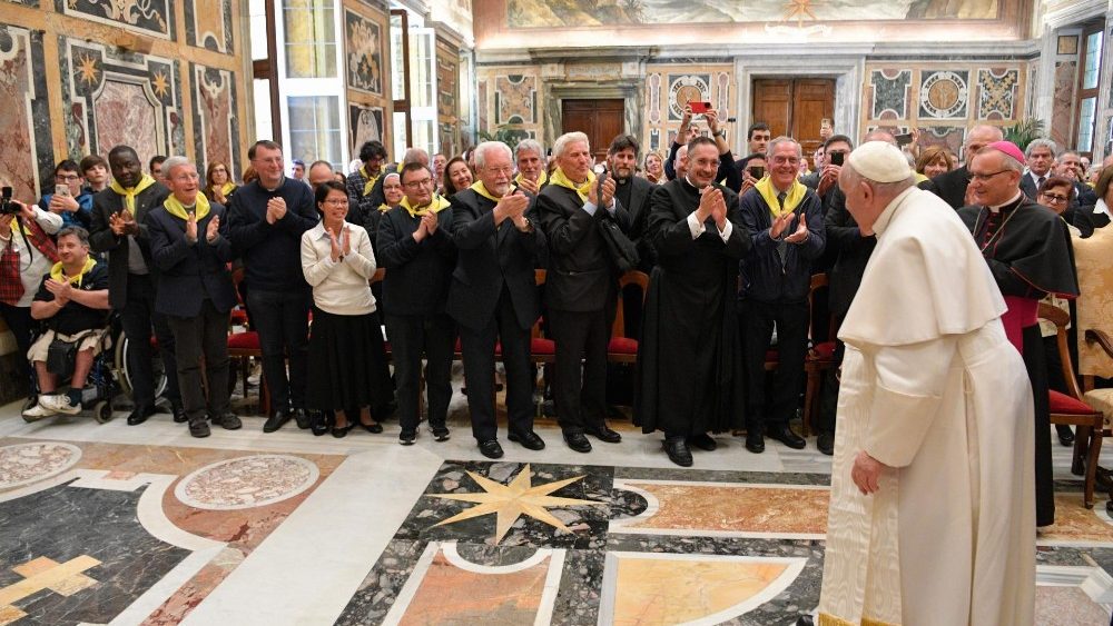 O Papa  recebe na Sala Clementina, no Vaticano, os peregrinos da Diocese de Asti, norte da ٨ (Vatican Media)