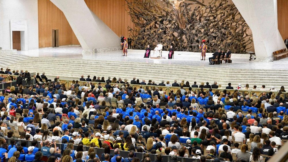 Papa com membros da Federa??o Italiana de Tnia e Padle na Sala Paulo VI 