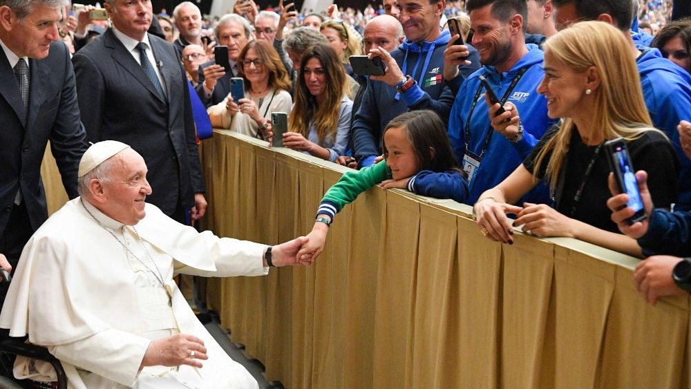 Papa com membros da Federa??o Italiana de Tnia e Padle na Sala Paulo VI 