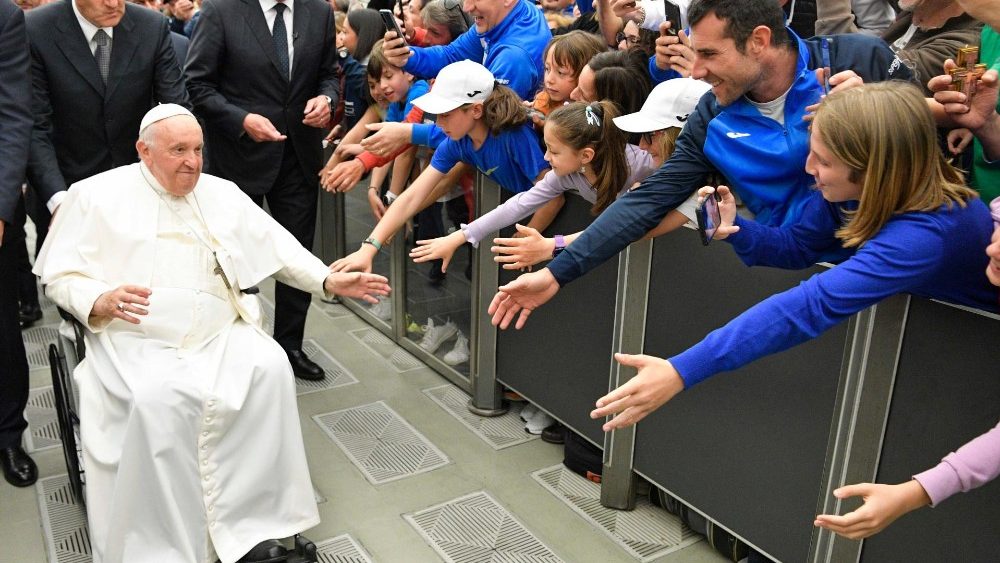 Papa com membros da Federa??o Italiana de Tnia e Padle na Sala Paulo VI 