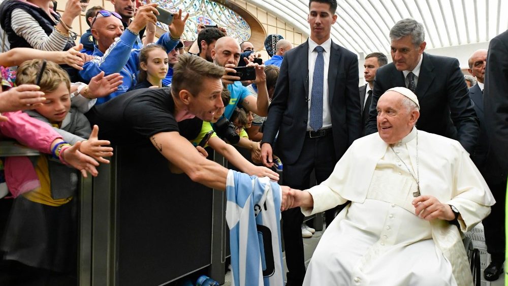Papa com membros da Federa??o Italiana de Tnia e Padle na Sala Paulo VI 