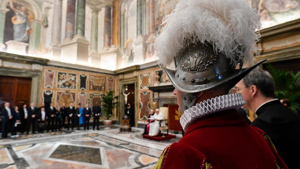 Papa Francisco com guardas su?os e familiares na Sala Clementina