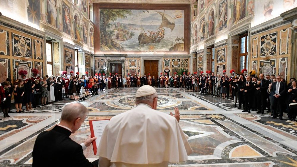 Papa Francisco com guardas su?os e familiares na Sala Clementina